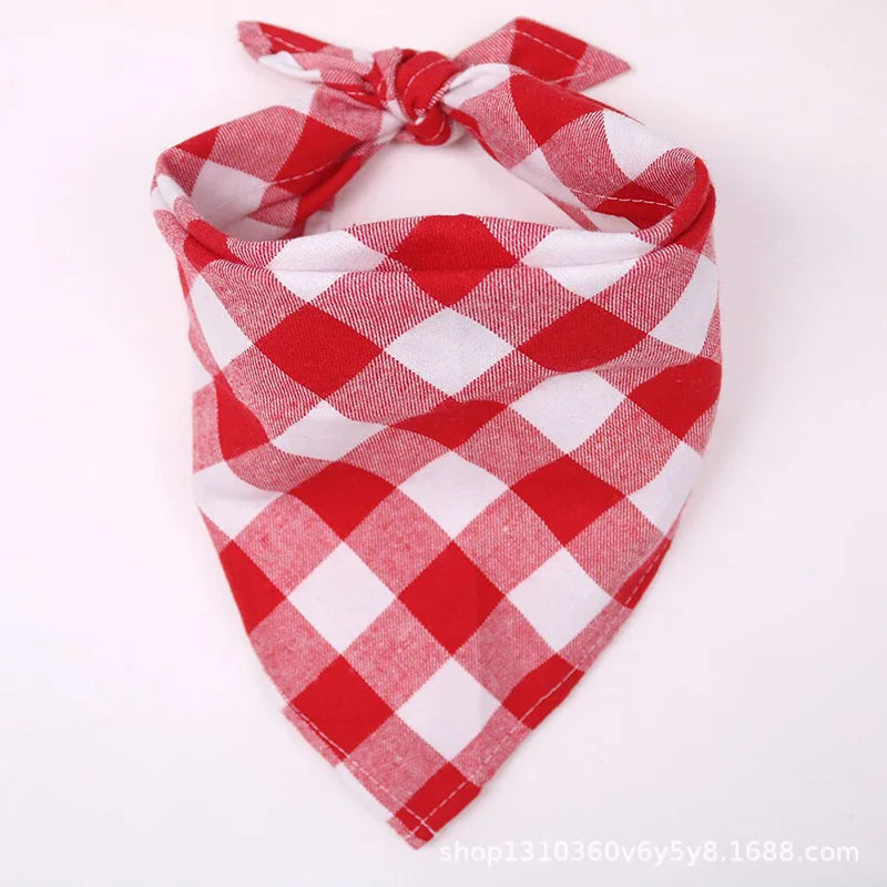 Bandana pour chien à carreau de couleur blanc et rouge pour les chiens. Image produit boutiquechien