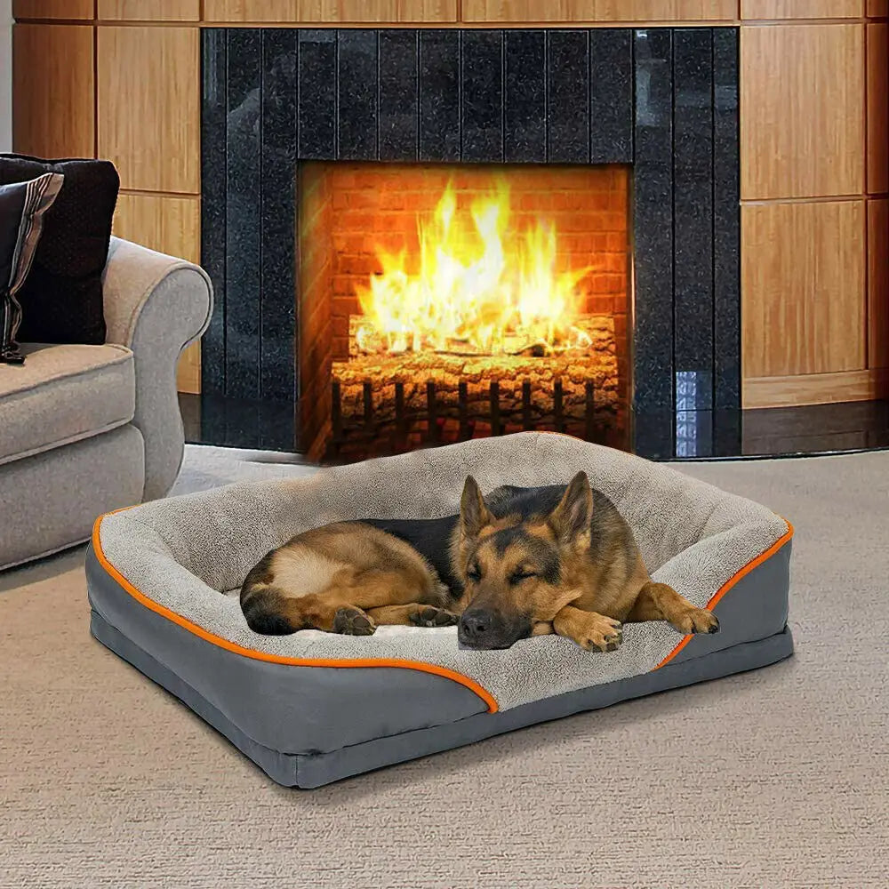 berger allemand pour chien couché devant un Feu dans un salon. Le chien dors sur le panier gris pour chien. Image produit boutiquechien