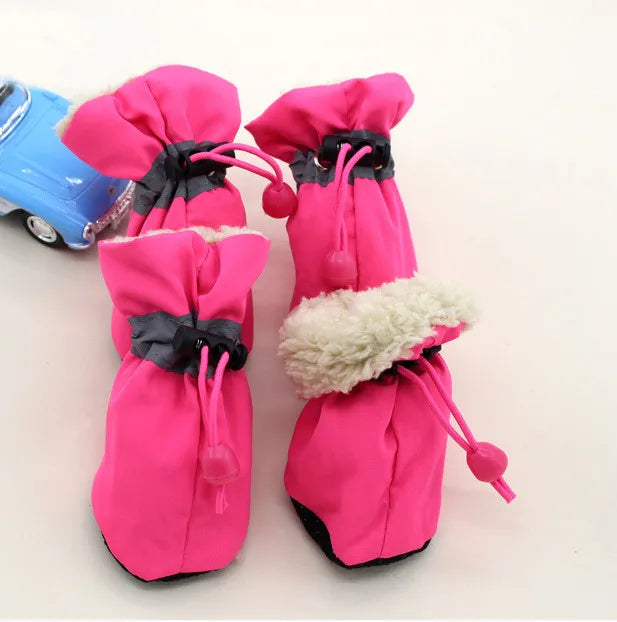 Bottes pour chiens de couleurs rose avec rembourrage blanc. Les bottes servent pour les périodes hivernales. Image produit Boutiquechien
