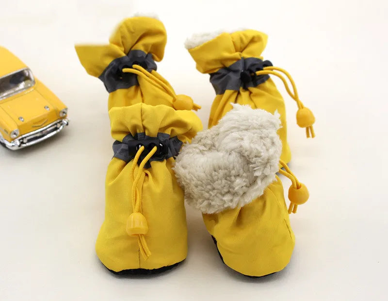 Bottes pour chiens de couleurs jaune avec rembourrage blanc. Les bottes servent pour les périodes hivernales. Image produit Boutiquechien