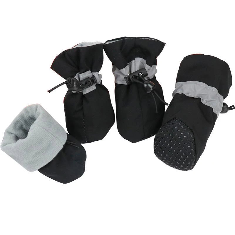 Bottes pour chiens de couleurs noir avec rembourrage gris. Les bottes servent pour les périodes hivernales. Image produit Boutiquechien