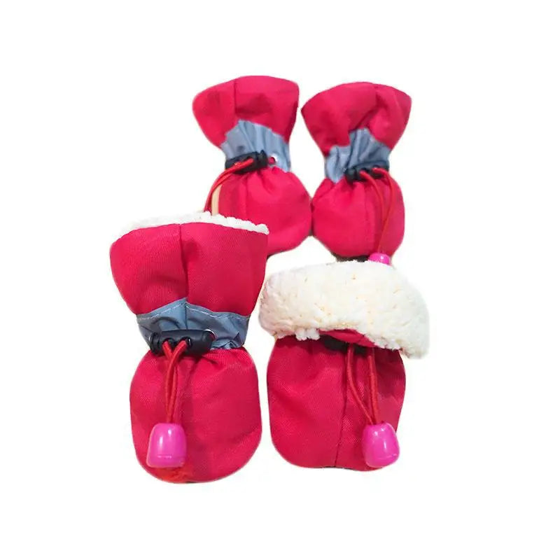 Bottes pour chiens de couleurs rouge avec rembourrage blanc et rose. Les bottes servent pour les périodes hivernales. Image produit Boutiquechien