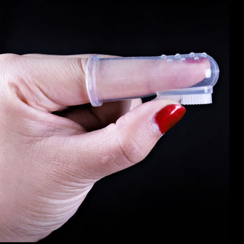 Brosse a dent pour chien transparent sur une main blanche avec un vernis rouge. Image produit Boutiquechien