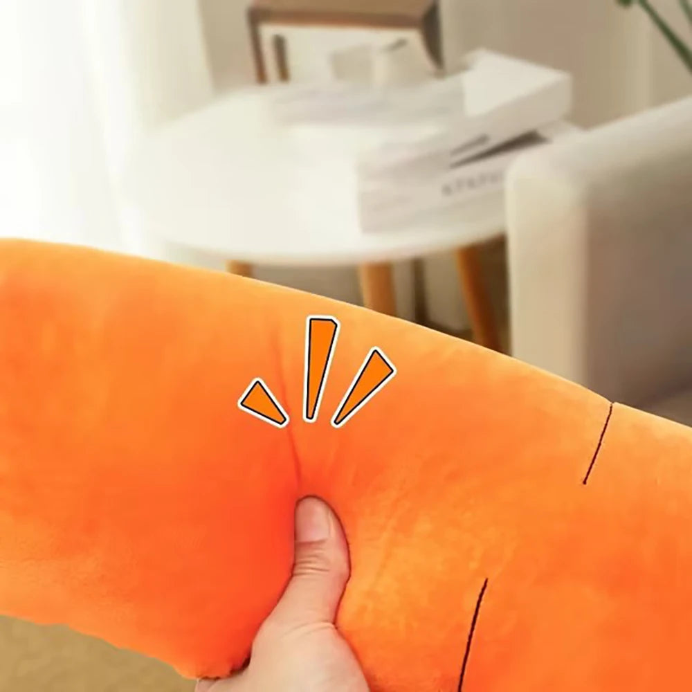 Carotte pour chien grinçant de couleur orange avec en fond un canapé blanc et une table basse. Image produit Boutiquechien
