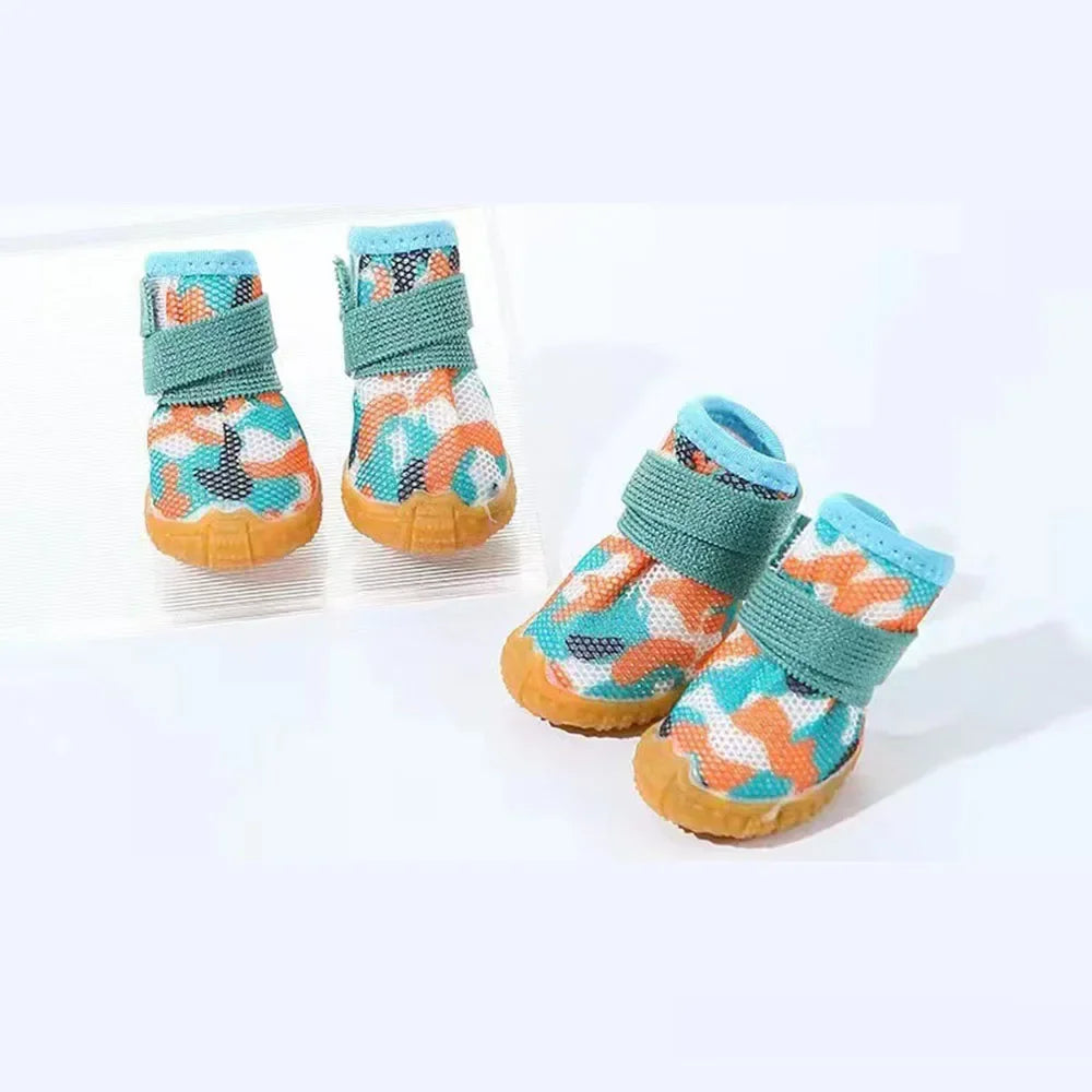 Chaussures pour petits chiens de couleur camouflage orange posé sur un fond blanc. image produit Boutiquechien