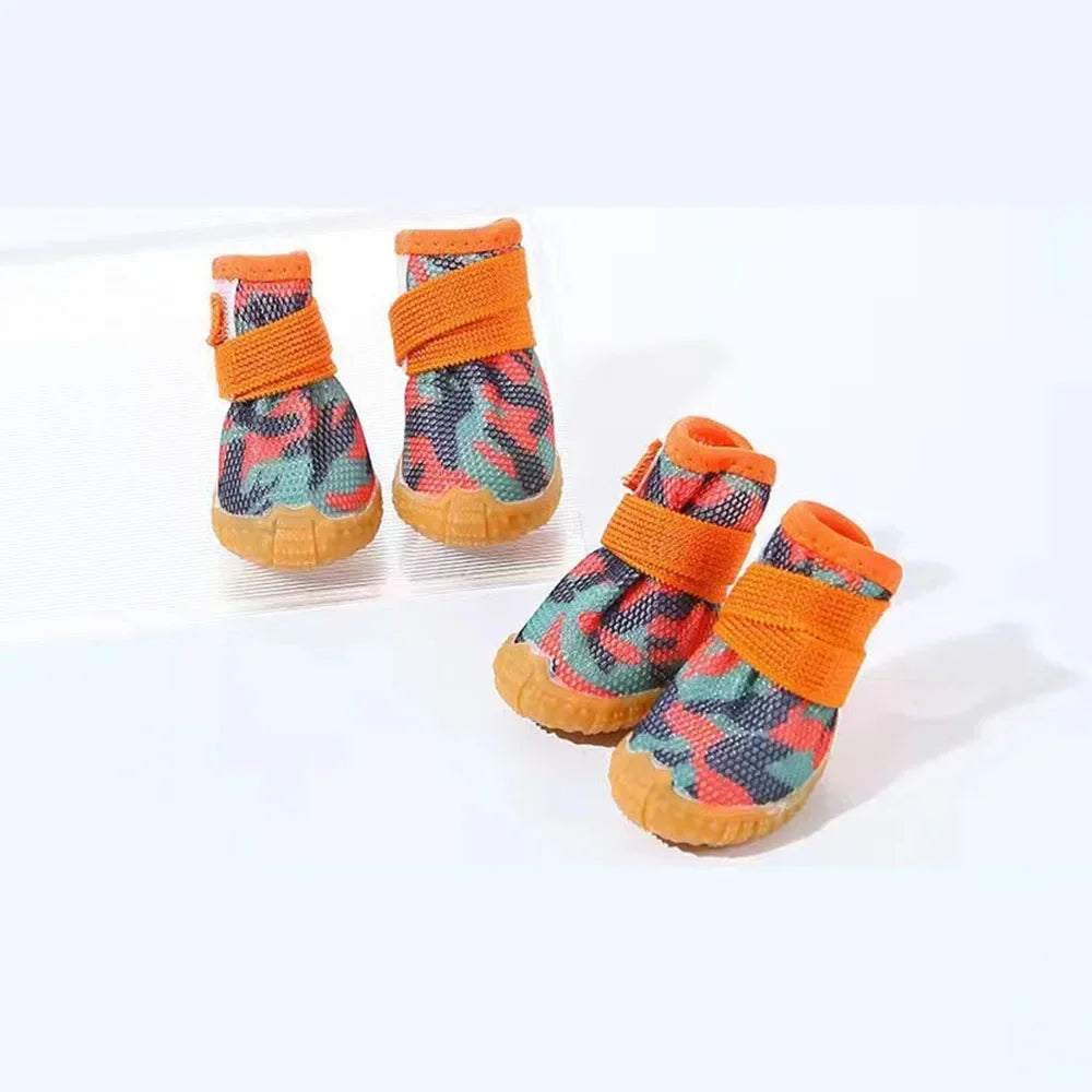 Chaussures pour petits chiens de couleur camouflage orange posé sur un fond blanc. image produit Boutiquechien