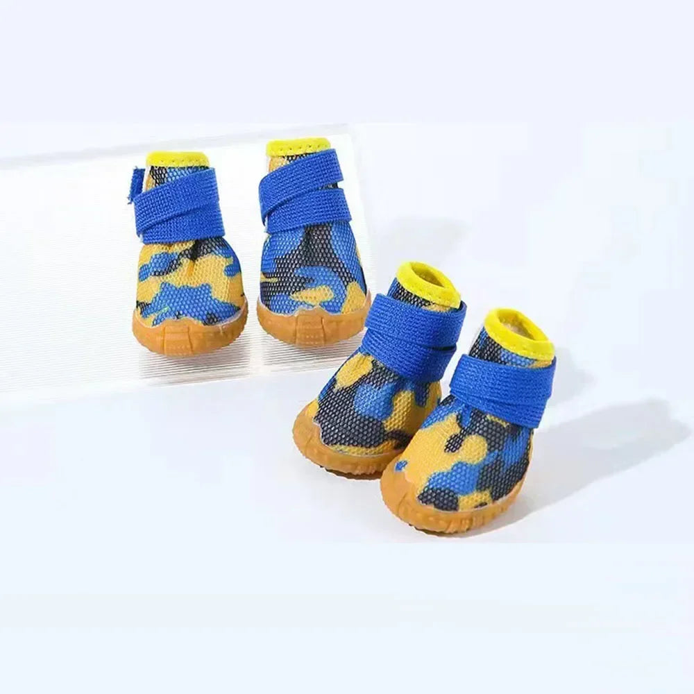 Chaussures pour petits chiens de couleur camouflage jaune posé sur un fond blanc. image produit Boutiquechien