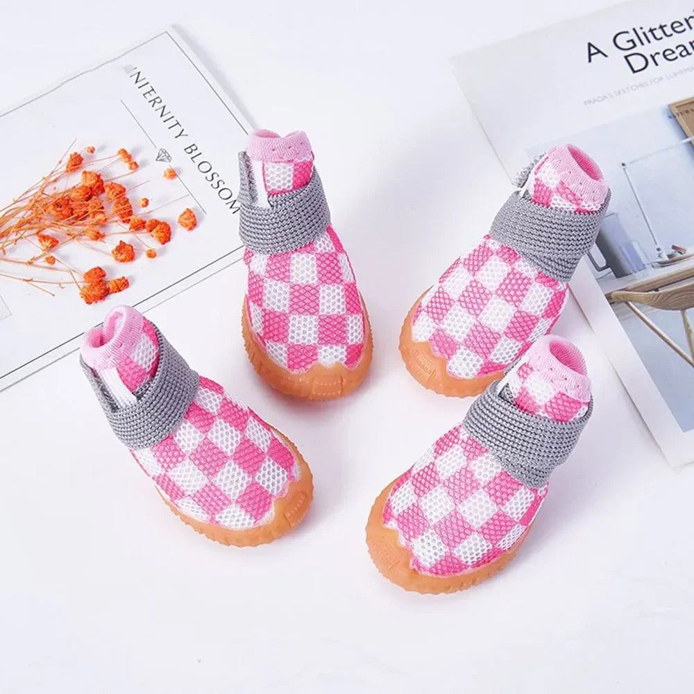 Chaussures pour petits chiens de couleur rose et blanc posé sur une table blanche. image produit Boutiquechien