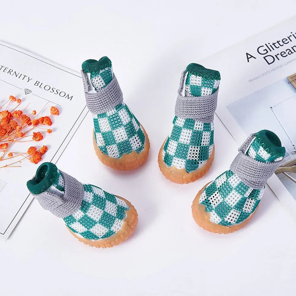 Chaussures pour petits chiens de couleur vert et blanche posé sur une table blanche. image produit Boutiquechien