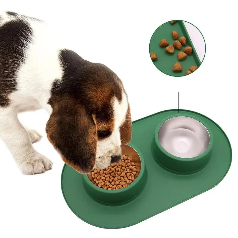 Chien blanc et brun mangeant dans sa gamelle double avec caoutchouc avec bol en métal. Image produit Boutiquechien