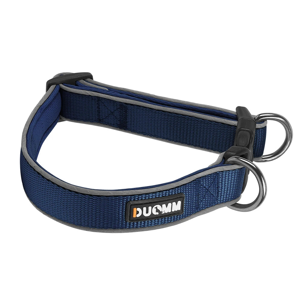 collier pour chien anti-fugue de couleur bleu foncé résistant. Le collier chien possède deux mousqueton pour plus de sécurité et de résistance. Image produit Boutiquechien