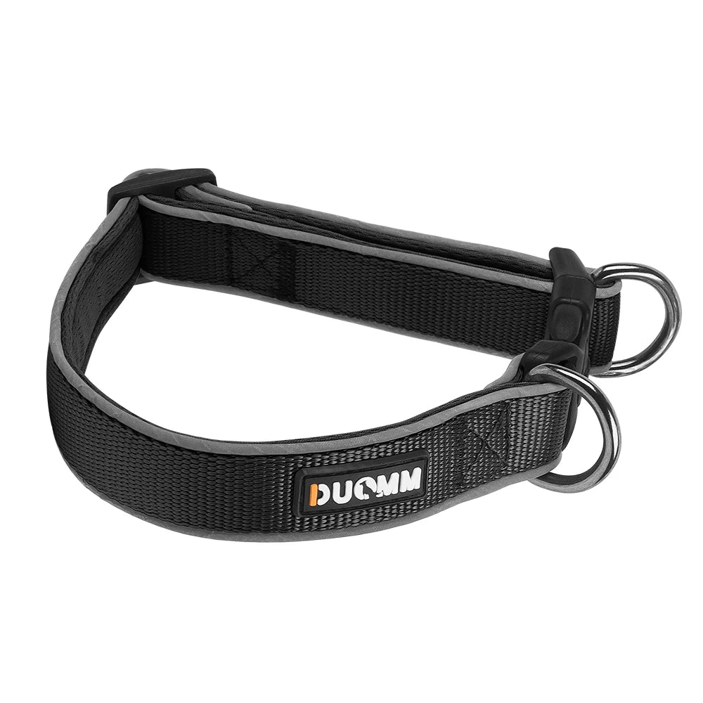 collier pour chien anti-fugue de couleur noir résistant. Le collier chien possède deux mousqueton pour plus de sécurité et de résistance. Image produit Boutiquechien