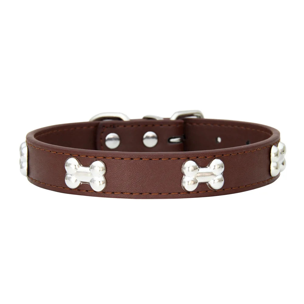 Collier style cuir de couleur brun pour chiot. Le collier possède des médaillons en forme d'os. Image produit Boutiquechien
