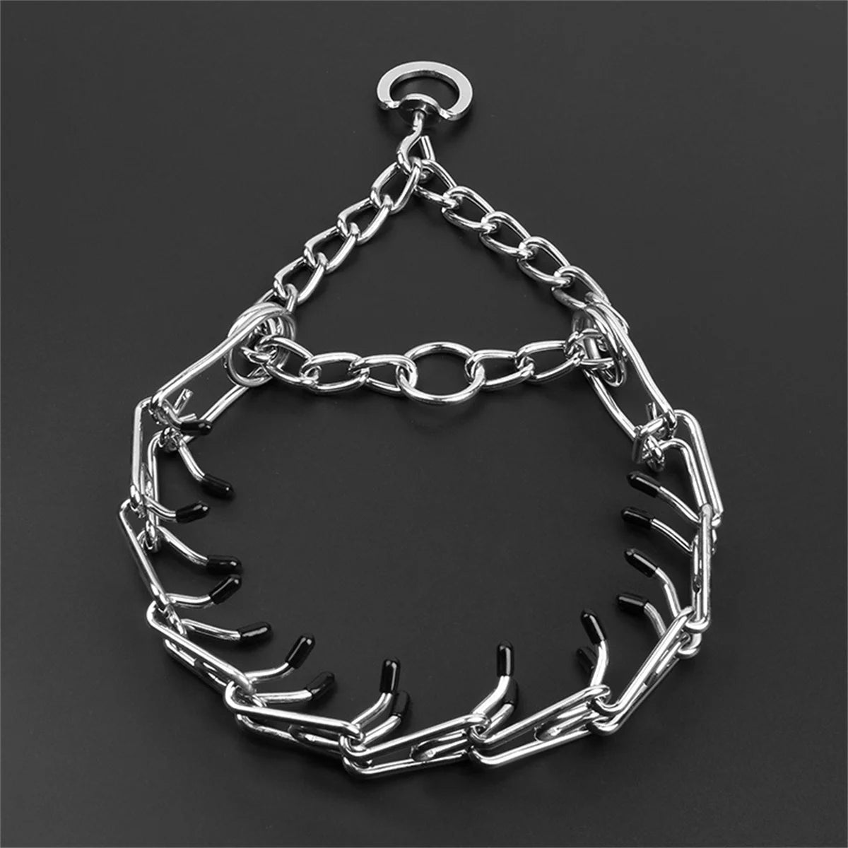 collier chien etrangleur de couleur gris posé dans un fond noir. Image produit Boutiquechien