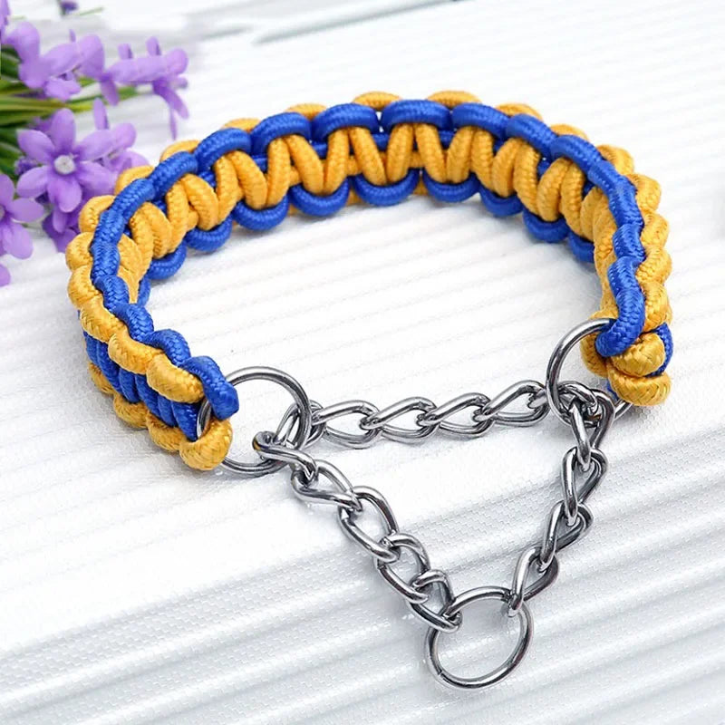 Collier chien étrangleur de couleur jaune et bleu fait en nylon . Image produit Boutiquechien