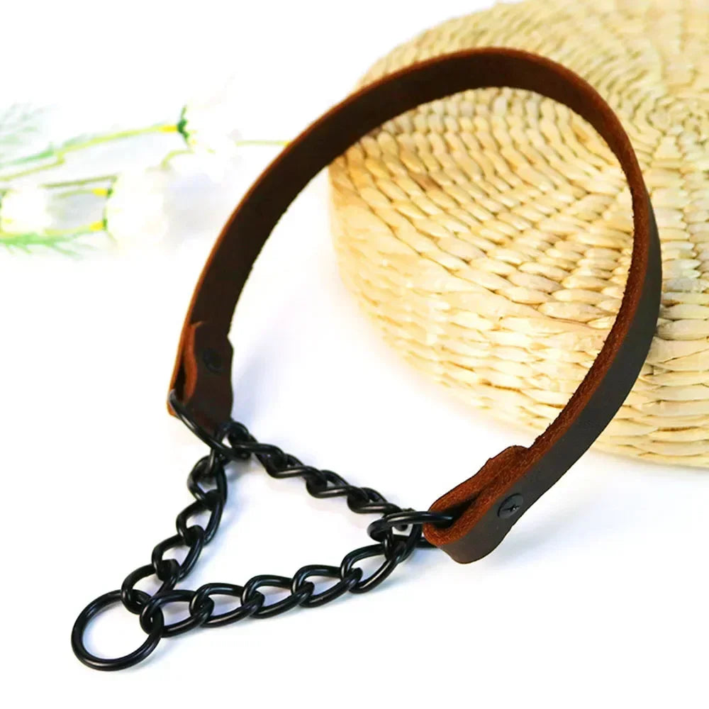 collier pour chien de dressage étrangleur de couleurs noir et brun posé près d'un couvercle en osier claire. Image produit Boutiquechien