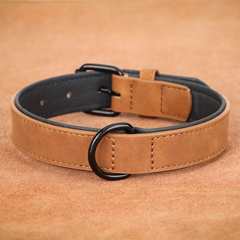 collier style cuir pour chien de couleurs brun et noir posé dans un fond brun. Image produit Boutiquechien