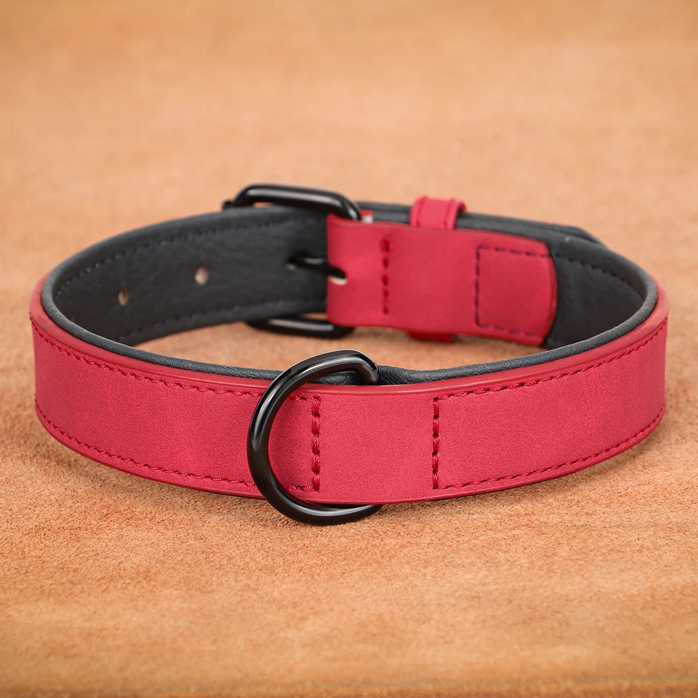 Collier chien style cuir de couleur rouge et noir dans un fond brun. Image produit Boutiquechien