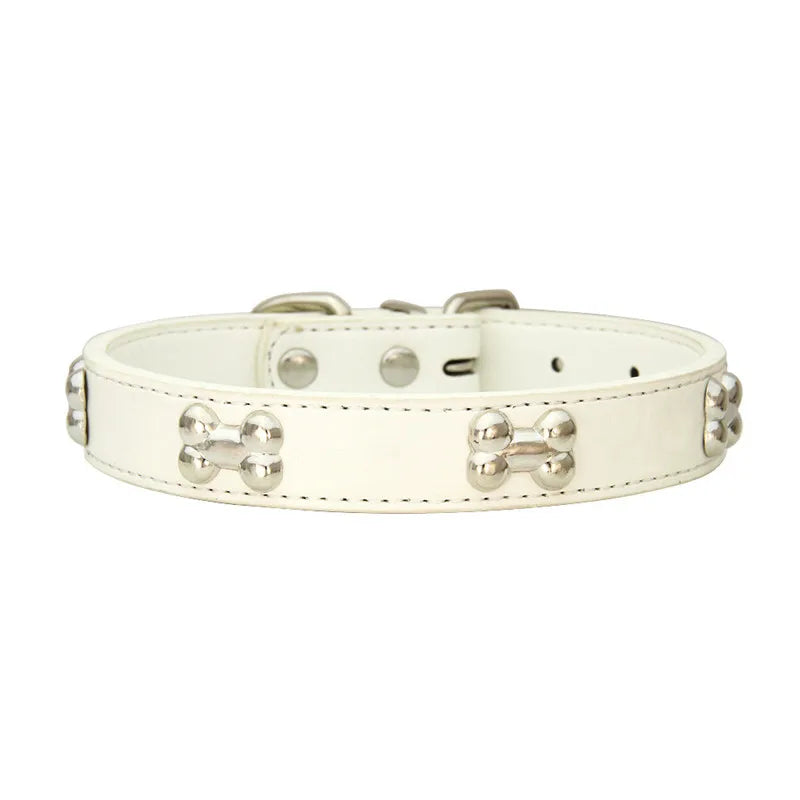 Collier style cuir de couleur blanc pour chiot. Le collier possède des médaillons en forme d'os. Image produit Boutiquechien
