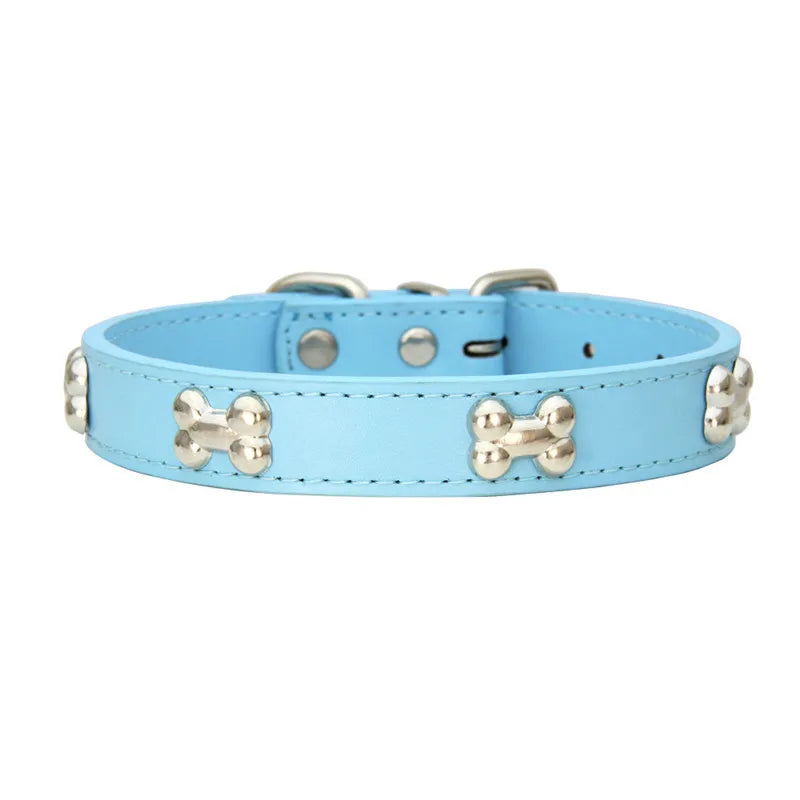 Collier style cuir de couleur bleu pour chiot. Le collier possède des médaillons en forme d'os. Image produit Boutiquechien