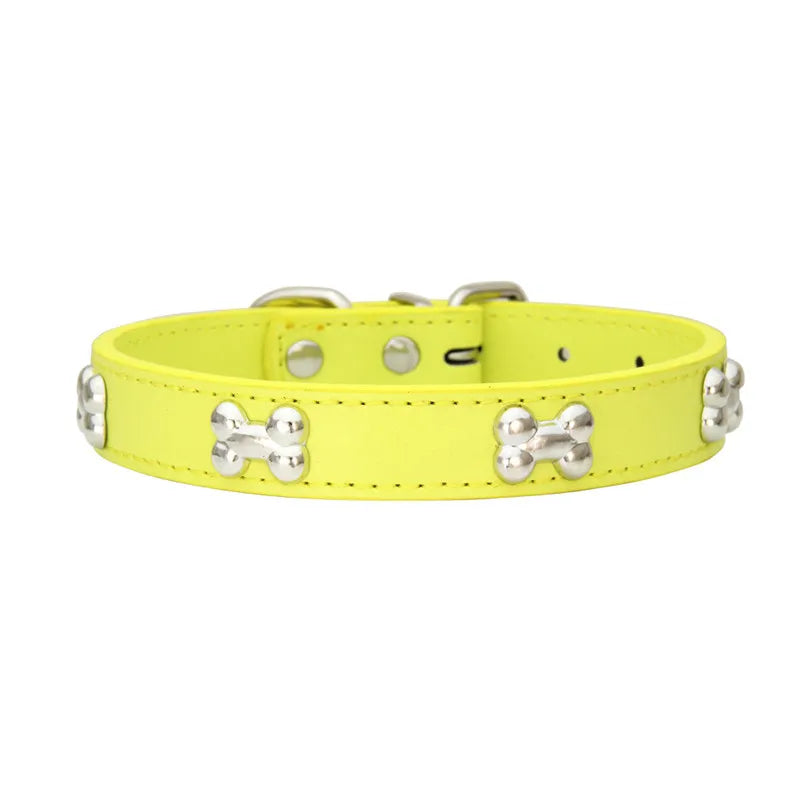 Collier style cuir de couleur jaune claire pour chiot. Le collier possède des médaillons en forme d'os. Image produit Boutiquechien