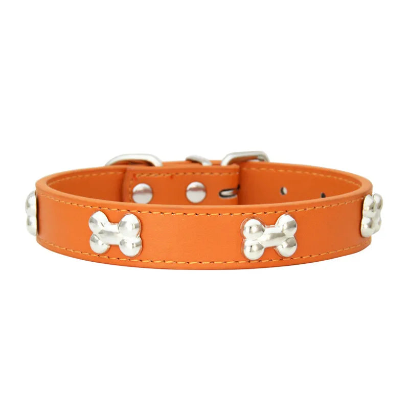 Collier style cuir de couleur orange pour chiot. Le collier possède des médaillons en forme d'os. Image produit Boutiquechien
