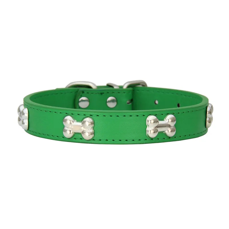 Collier style cuir de couleur vert pour chiot. Le collier possède des médaillons en forme d'os. Image produit Boutiquechien