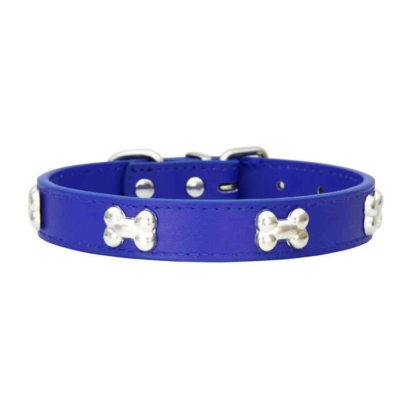 Collier style cuir de couleur bleu pour chiot. Le collier possède des médaillons en forme d'os. Image produit Boutiquechien