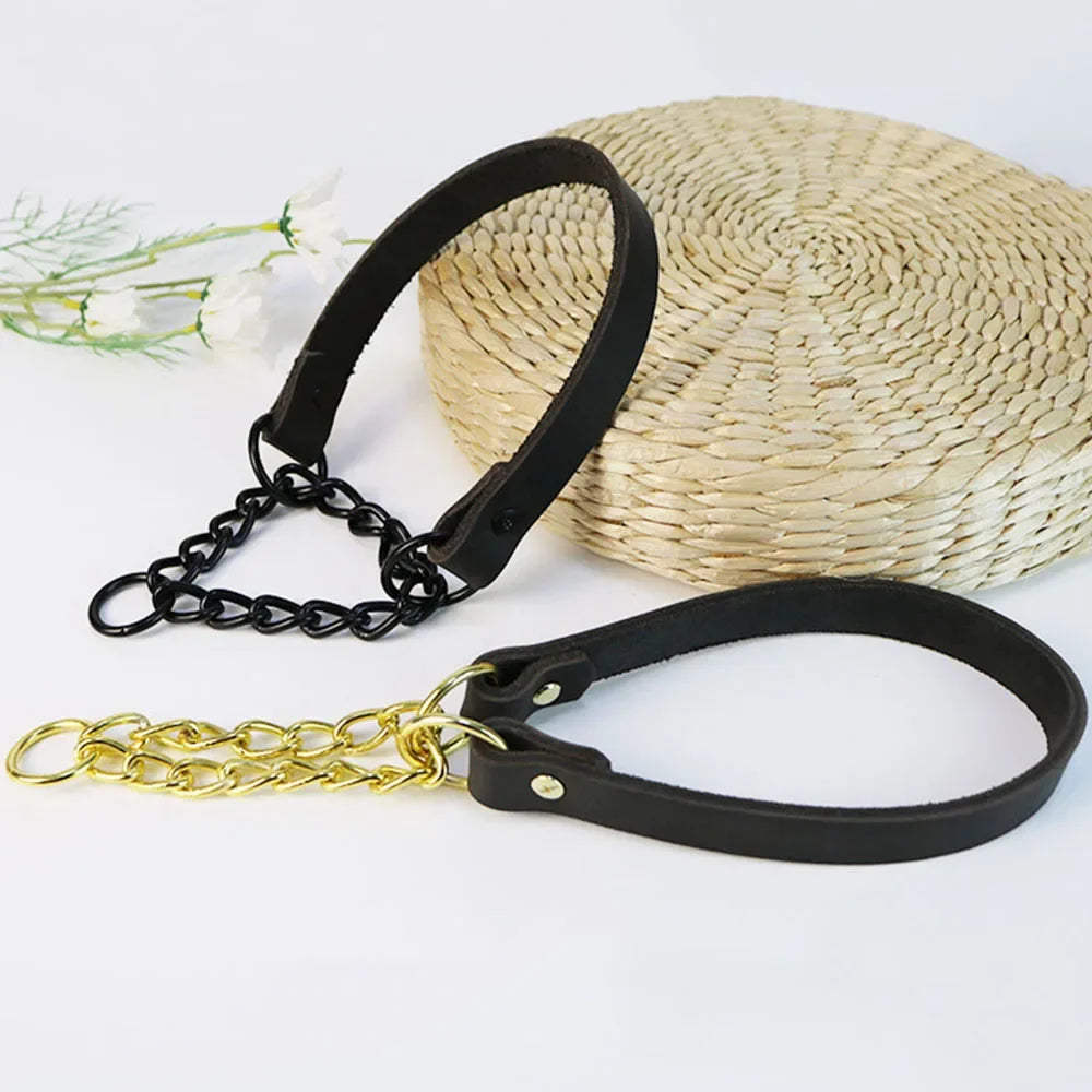 collier pour entraînement chien de couleur noir et or posé près d'un couvercle tressé en bois. Image produit Boutiquechien