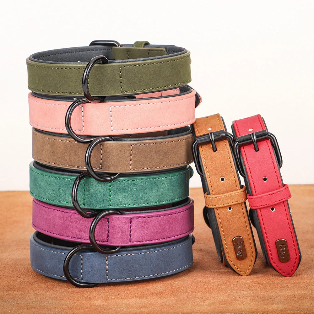 Collier chien style cuir de couleurs vert, rose, gris, vert, violet, bleu, brun et rouge posés les uns sur les autres. Image produit Boutiquechien