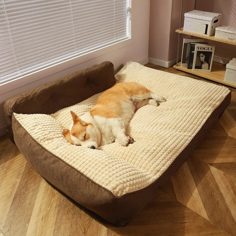 Corgi chien brun et blanc avec les yeux fermé sur un tapis chien brun moelleux et doux pour moyens chien. Le tapis chien est posé dans un salon de couleur claire. Image produit Boutiquechien