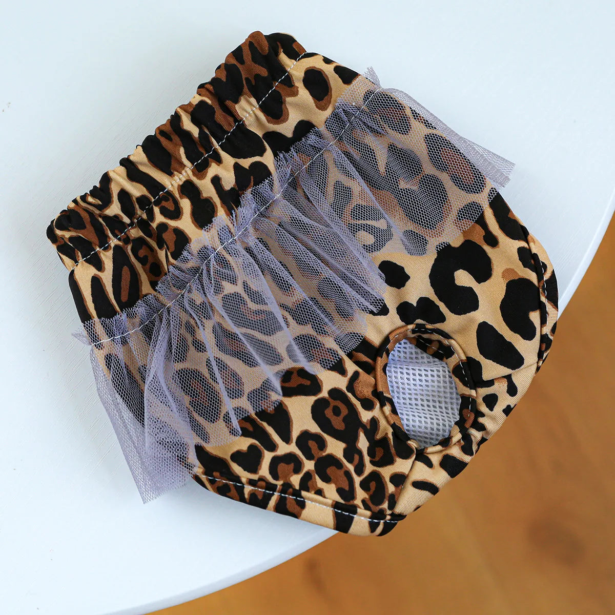 Couche pour chien leopard pour chien sur une table blanche. Image produit Boutiquechien