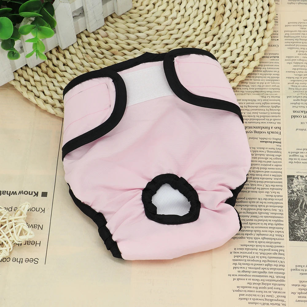 Couche pour chien réutilisable de couleur rose posé sur des journaux papierL Image produit Boutiquechien
