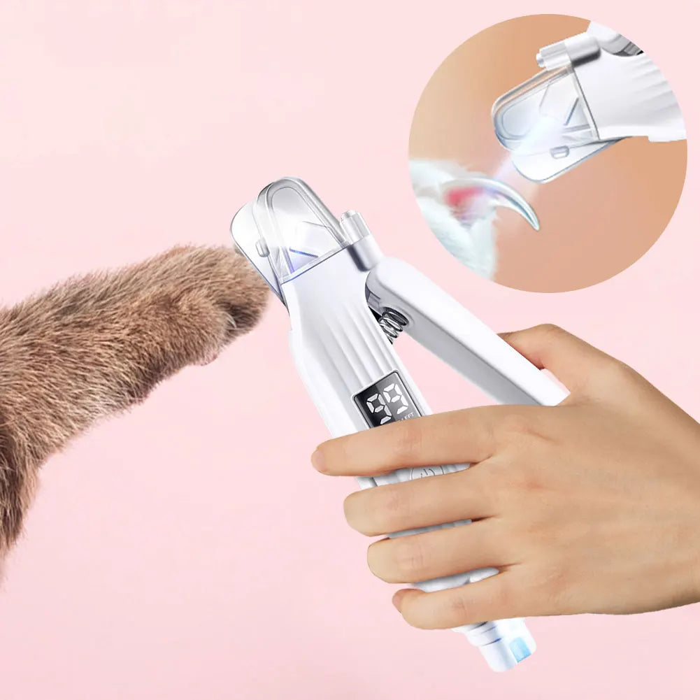 Coupe griffe de couleur blanc avec led intégré pour voir la coupe optimal. Image montrant une patte se faisant couper les griffes. Image produit Boutiquechien