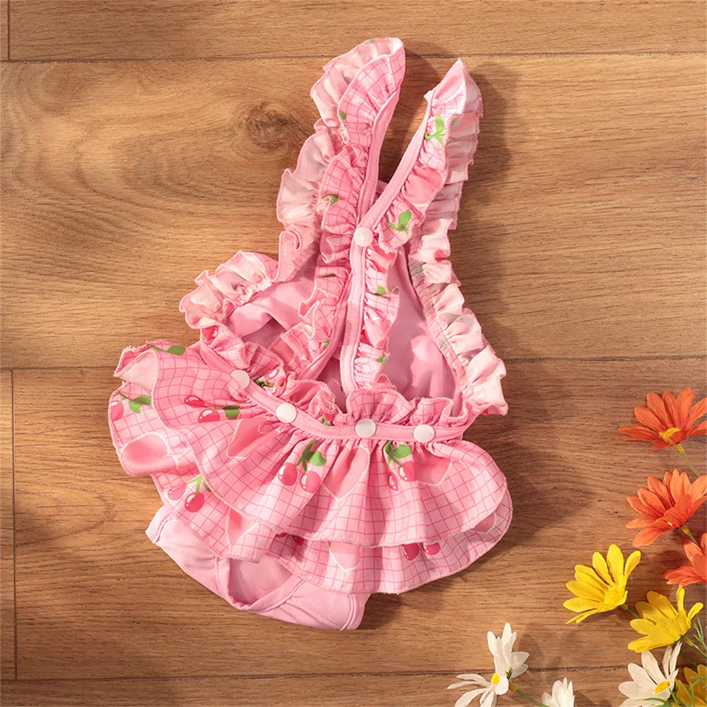 Culotte tutu pour les chiens de couleurs rose cerise posé sur un sol en bois. Image produit Boutiquechien