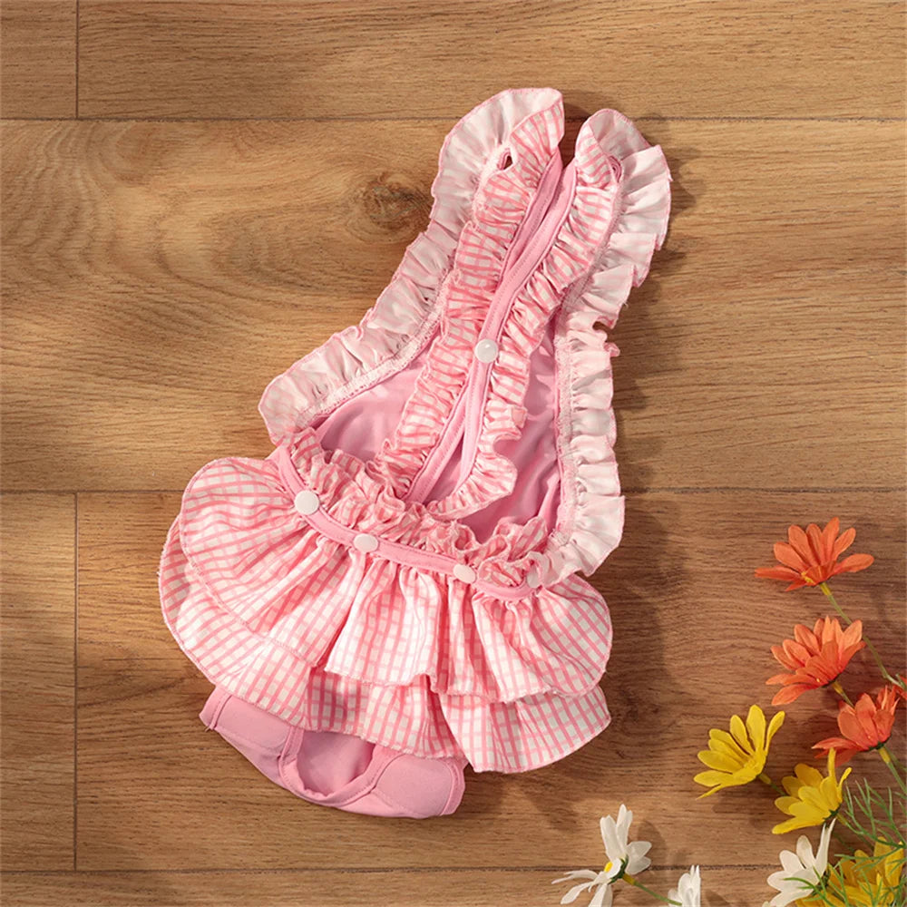 Culotte tutu pour les chiens de couleurs rose posé sur un sol en bois. Image produit Boutiquechien