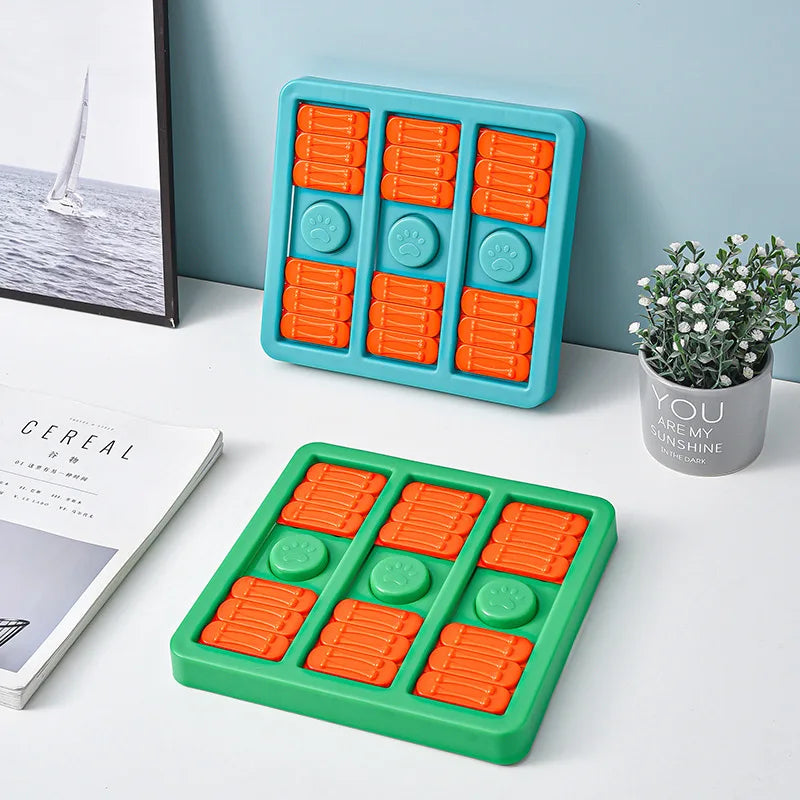 Deux gamelles en formes de puzzle pour chien de couleur bleu et vert mis en valeur sur un meuble blanc. Image produit Boutiquechien