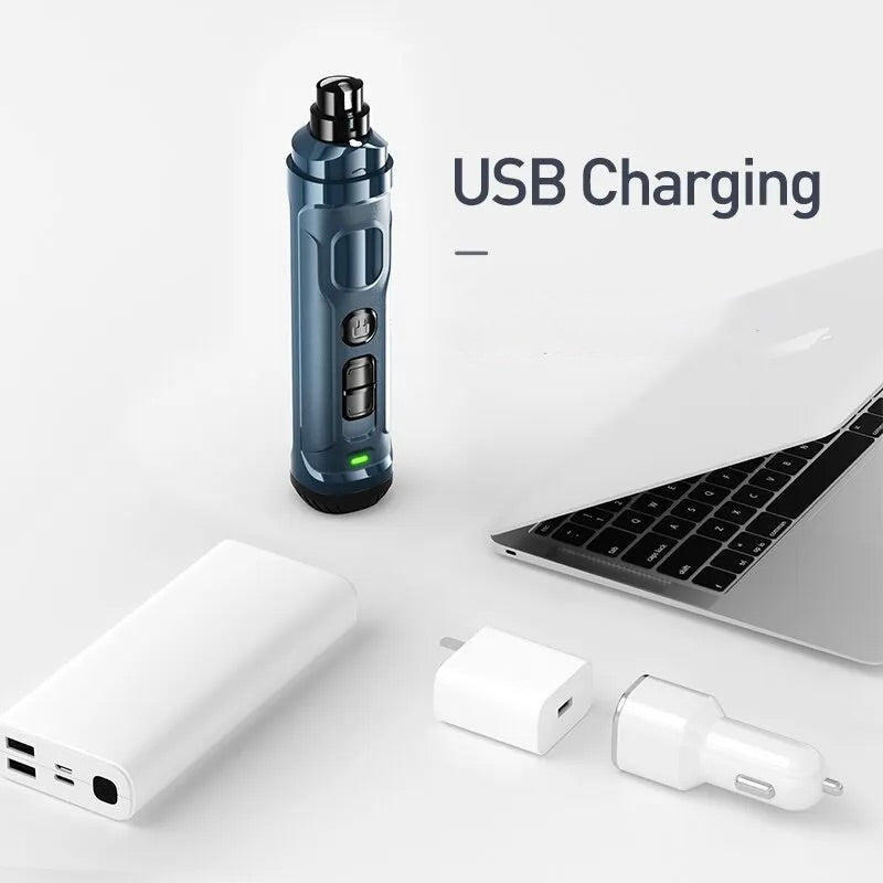 Ponceuse griffe de couleur verte et noir avec devant lui des moyens de charge comme un Mac ou des prises secteurs. Image produit Boutiquechien
