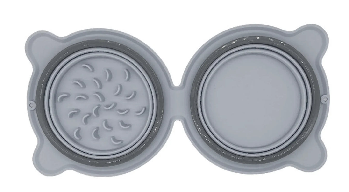 Gamelle pour chien pliante de couleur gris avec deux parties dépliante. Image produit Boutiquechien