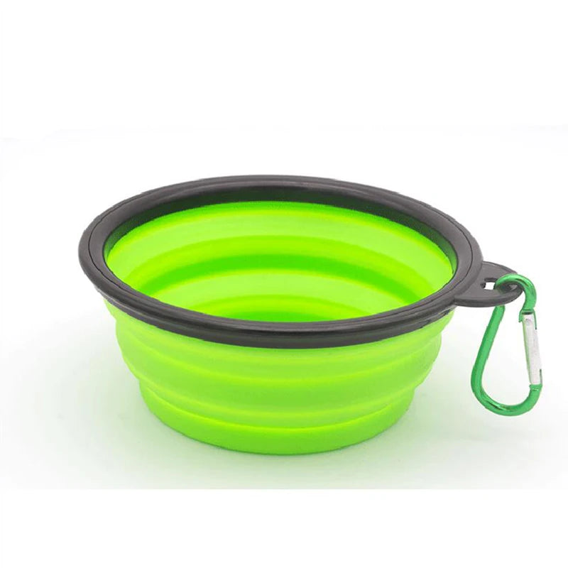 Gamelle pour chien de couleur verte pliante transportable facilement dans un fond blanc. Image produit Boutiquechien