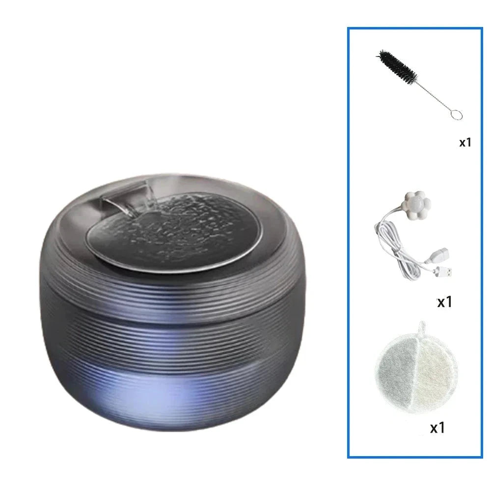 Gamelle d'eau automatique pour chien de couleur noir avec accessoires tel que la brosse de nettoyage, un sensor et un filtre. Image produit Boutiquechien