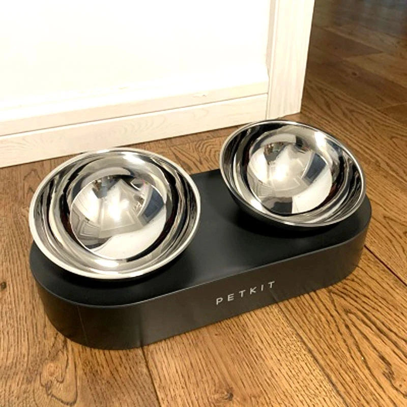 Gamelle de couleur noir gris double surélevé pour chien sur un sol en parquet. Image produit Boutiquechien