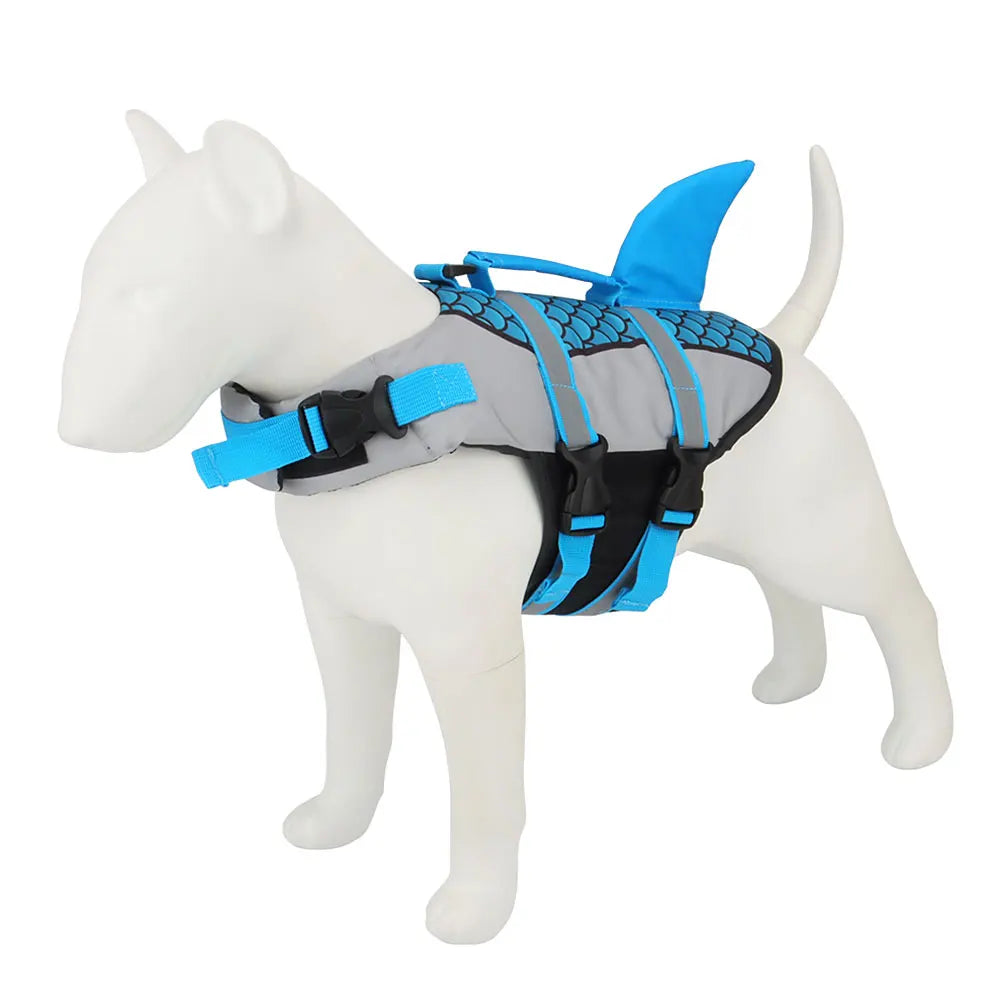 Gilet de sauvetage pour les chiens en forme de requin de couleur bleu et gris. Image produit Boutiquechien