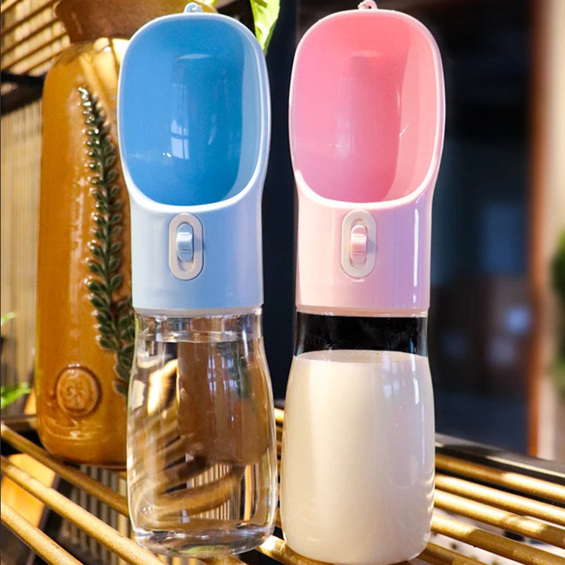 Gourde pour chien bleu et rose posé sur une étagère. Image produit Boutiquechien