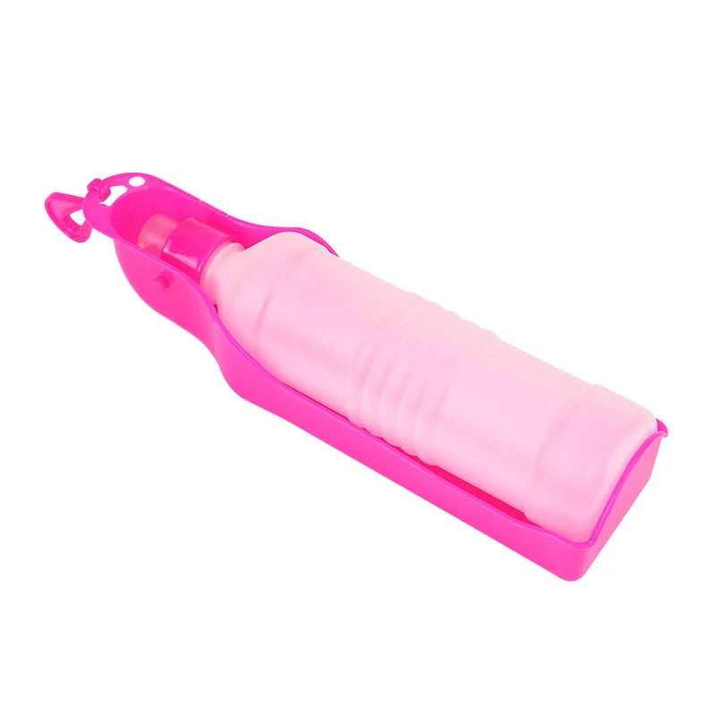 grande gourde d'eau pour chien de couleur rose. Gamelle intégré à la gourde, parfait pour hydrater son chien. Image produit Boutiquechien