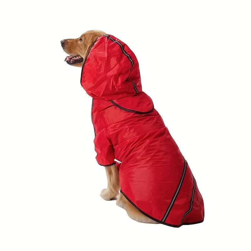 Gros chien de couleur brun portant un imper de couleur rouge dans un fond blanc. Image produit Boutiquechien
