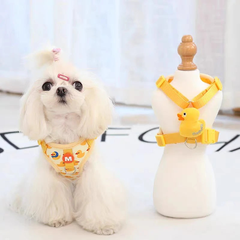 Harnais canard jaune pour chien de boutiquechien. Le chien est de couleur blanc