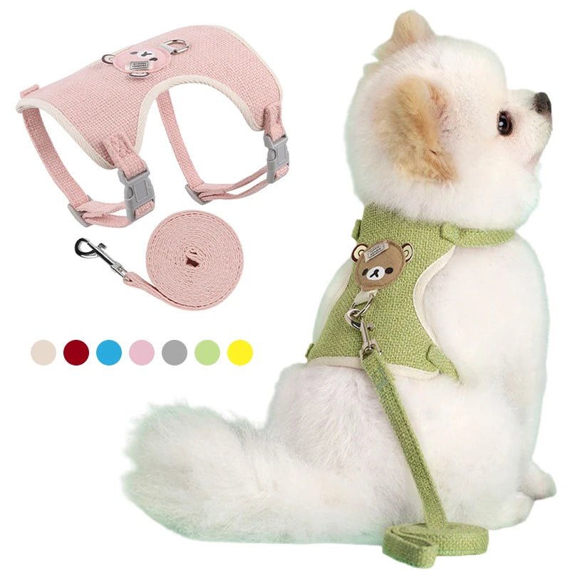 Chien blanc à forte fourrure avec un harnais pour petit chien de couleur vert avec laisse assortie. Un panda est sur le chien. Image produit Boutiquechien