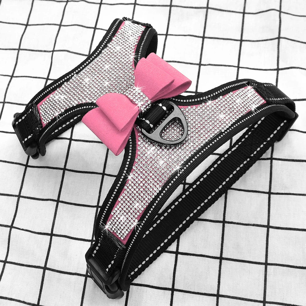 Harnais noir à paillette argenté parfait pour les moyens chiens. Le harnais possède un noeud papillons de couleur rose. Image produit BOutiquechien