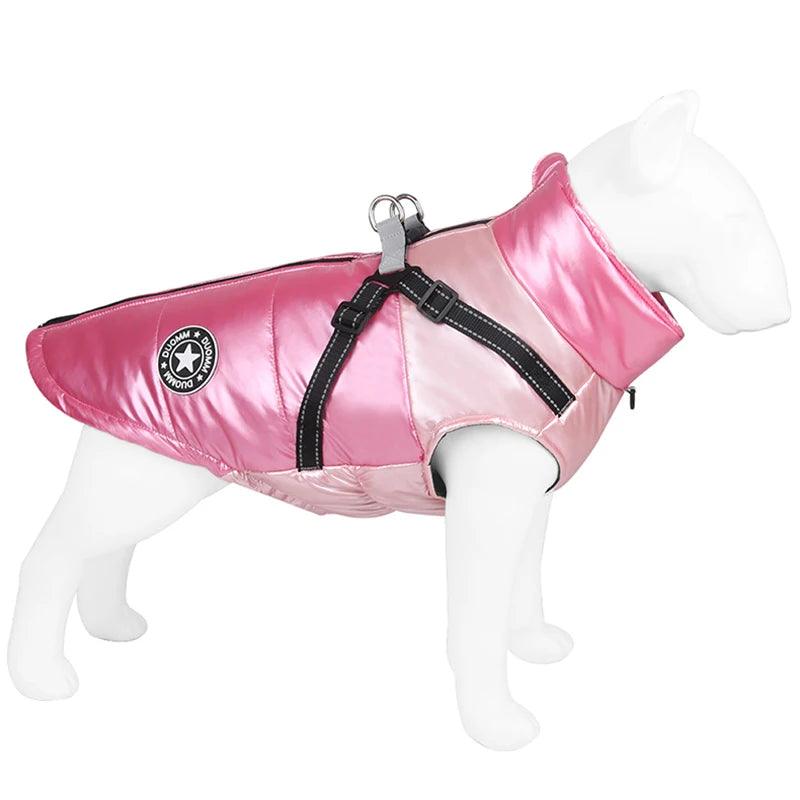 Harnais veste pour chien de couleur rose posé sur un mannequin chien. Image produit Boutiquechien